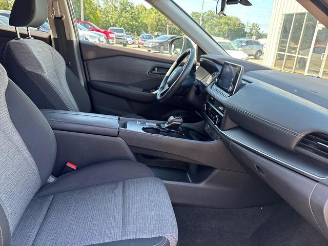 Photo of 2022 Super Black Nissan Rogue