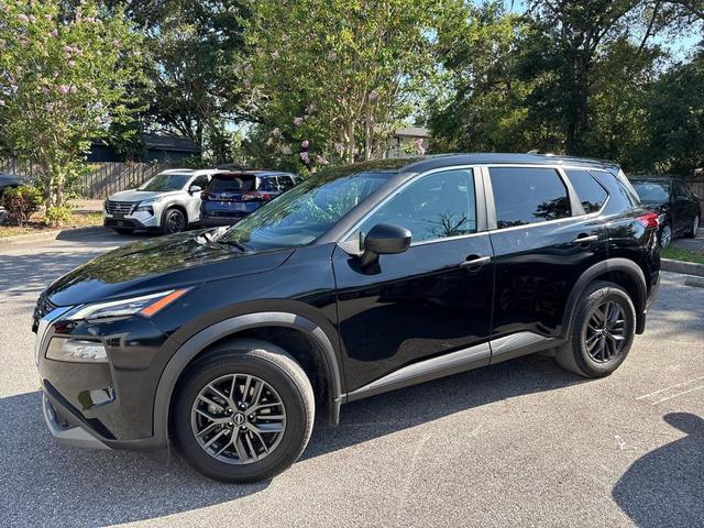 Photo of 2022 Super Black Nissan Rogue