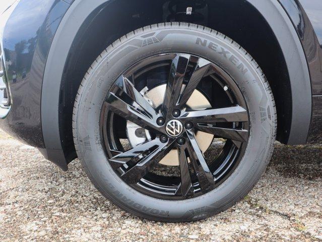 Photo of 2025 Deep Black Pearl Volkswagen Atlas Cross Sport