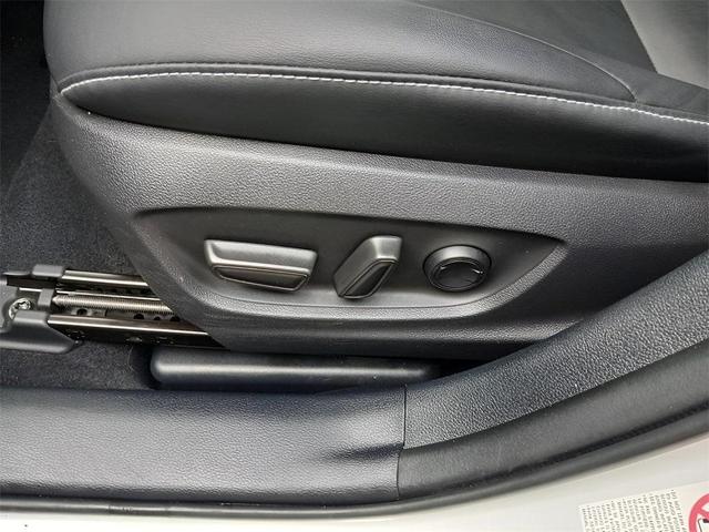 Photo of 2022 Wind Chill Pearl Toyota Prius Prime