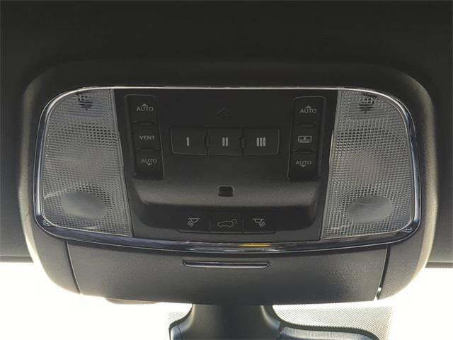 Photo of 2019 Diamond Black Crystal Pearlcoat Jeep Grand Cherokee