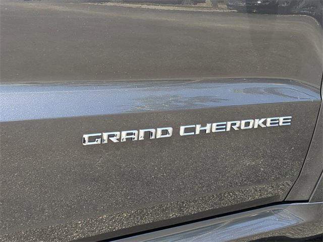 Photo of 2015 Granite Crystal Metallic Clearcoat Jeep Grand Cherokee