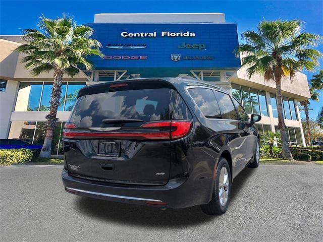 Photo of 2022 Brilliant Black Crystal Pearlcoat Chrysler Pacifica
