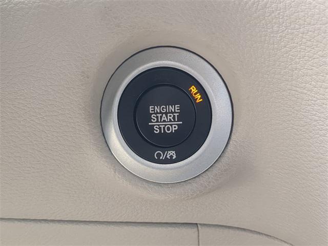 Photo of 2022 Brilliant Black Crystal Pearlcoat Chrysler Pacifica