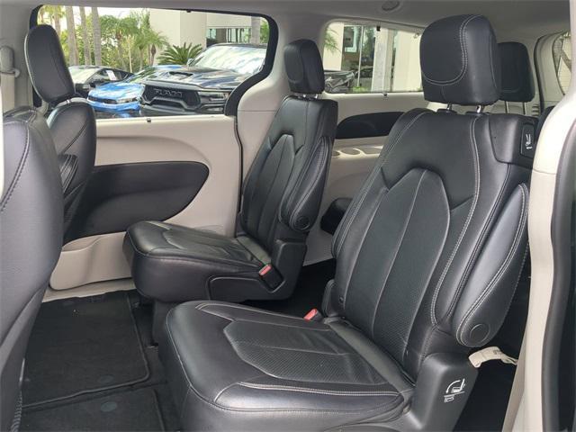 Photo of 2022 Brilliant Black Crystal Pearlcoat Chrysler Pacifica