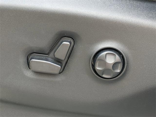 Photo of 2022 Brilliant Black Crystal Pearlcoat Chrysler Pacifica