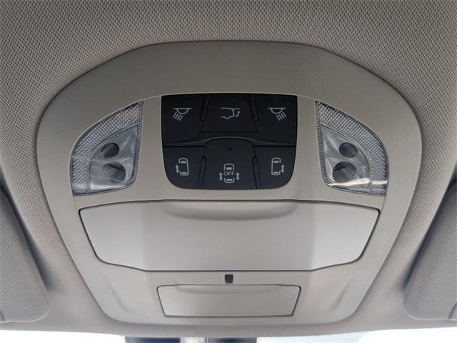 Photo of 2022 Brilliant Black Crystal Pearlcoat Chrysler Pacifica