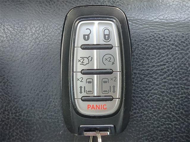Photo of 2022 Brilliant Black Crystal Pearlcoat Chrysler Pacifica