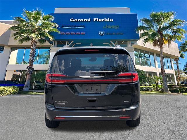 Photo of 2022 Brilliant Black Crystal Pearlcoat Chrysler Pacifica