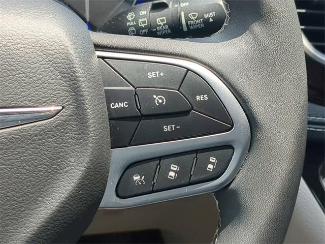 Photo of 2022 Brilliant Black Crystal Pearlcoat Chrysler Pacifica