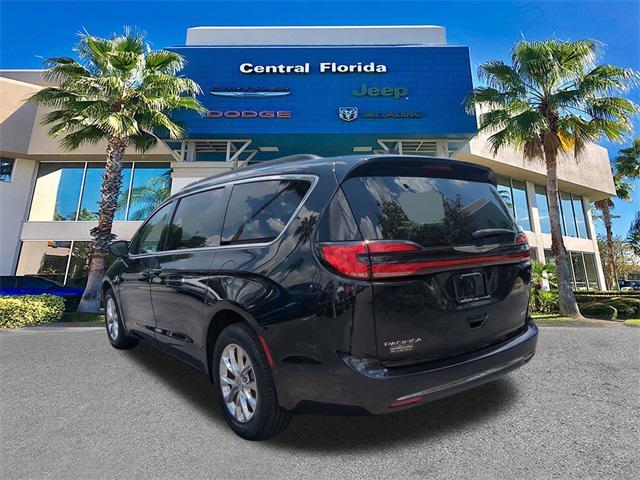Photo of 2022 Brilliant Black Crystal Pearlcoat Chrysler Pacifica