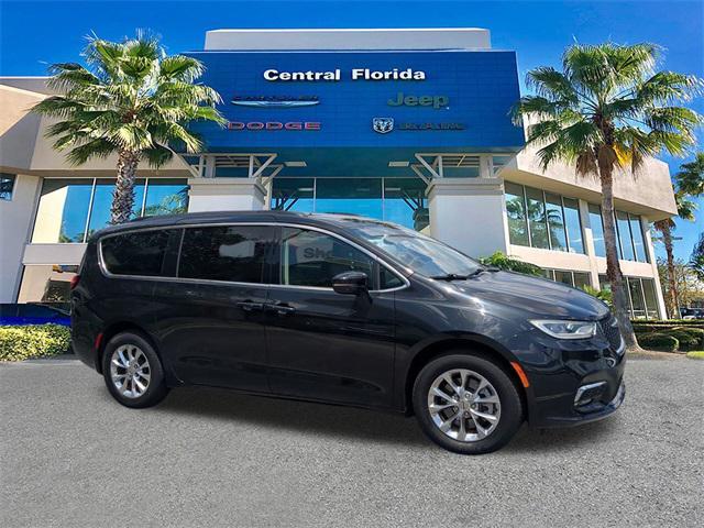 Photo of 2022 Brilliant Black Crystal Pearlcoat Chrysler Pacifica