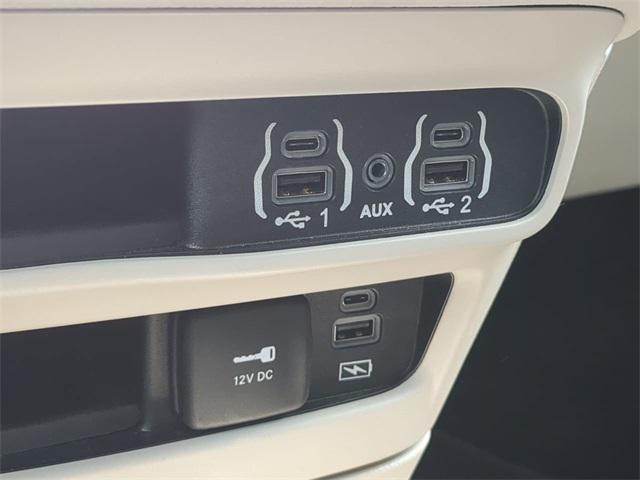 Photo of 2022 Brilliant Black Crystal Pearlcoat Chrysler Pacifica