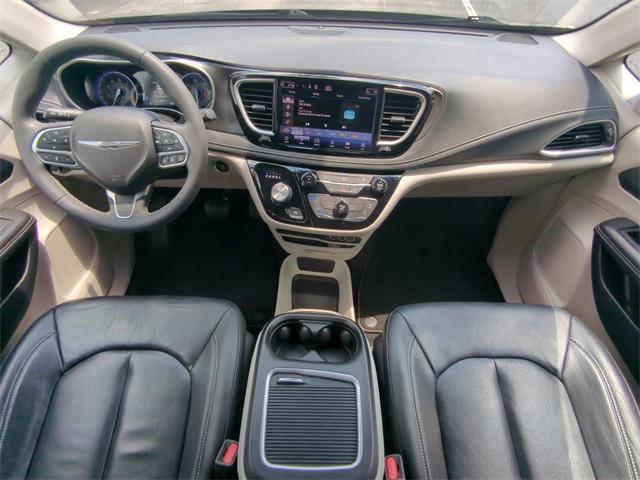 Photo of 2022 Brilliant Black Crystal Pearlcoat Chrysler Pacifica