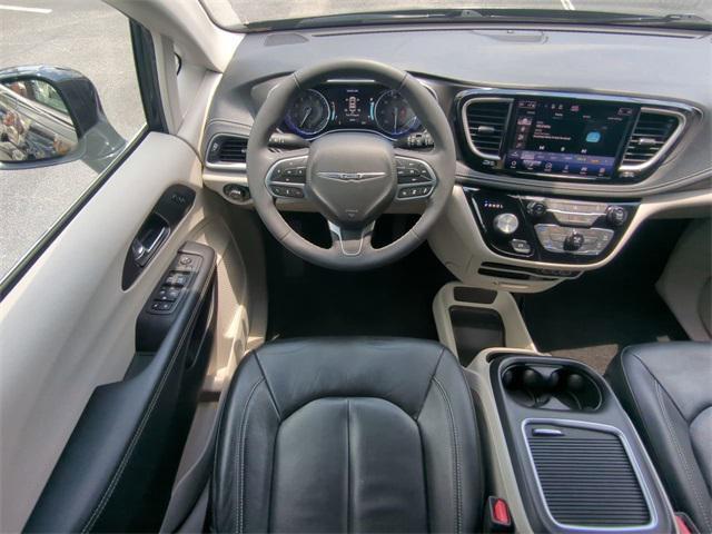 Photo of 2022 Brilliant Black Crystal Pearlcoat Chrysler Pacifica