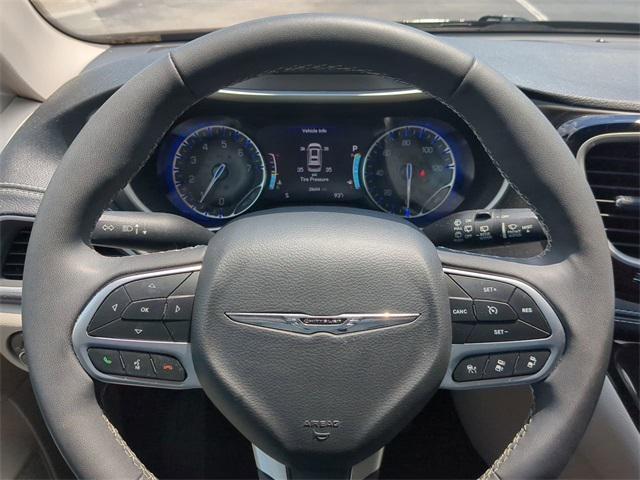 Photo of 2022 Brilliant Black Crystal Pearlcoat Chrysler Pacifica
