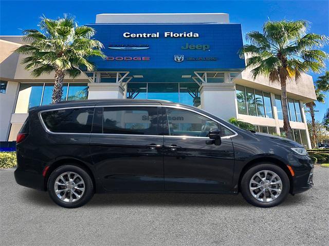 Photo of 2022 Brilliant Black Crystal Pearlcoat Chrysler Pacifica