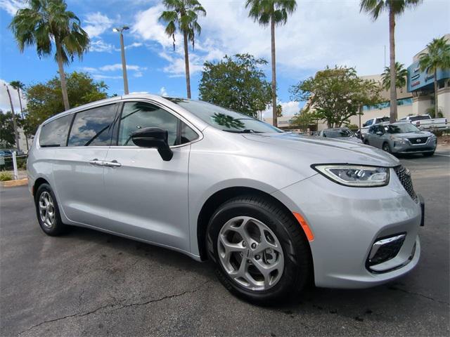 Photo of 2024 Silver Mist Clearcoat Chrysler Pacifica