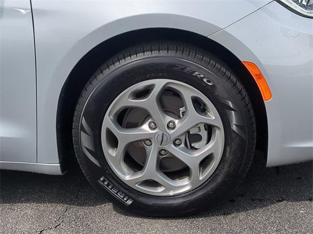 Photo of 2024 Silver Mist Clearcoat Chrysler Pacifica