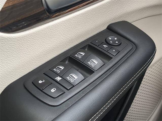 Photo of 2024 Silver Mist Clearcoat Chrysler Pacifica