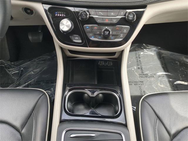 Photo of 2024 Silver Mist Clearcoat Chrysler Pacifica