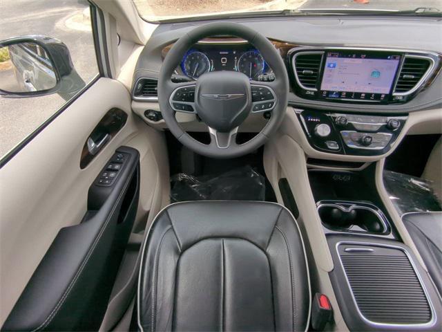 Photo of 2024 Silver Mist Clearcoat Chrysler Pacifica
