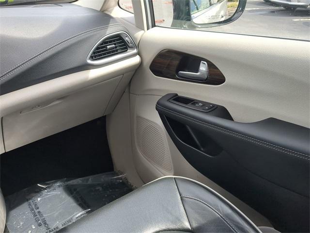 Photo of 2024 Silver Mist Clearcoat Chrysler Pacifica