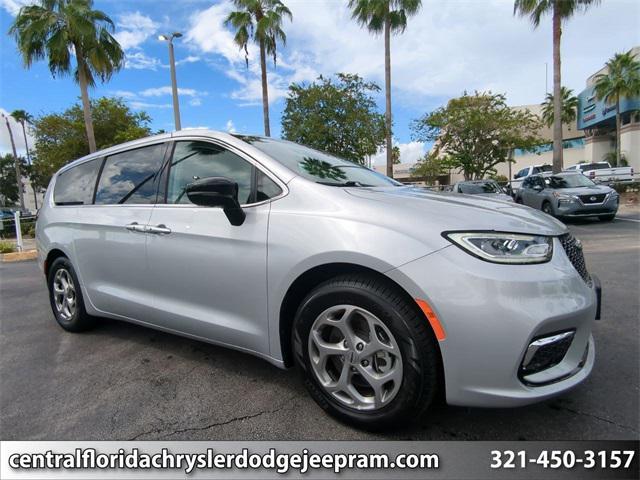 Photo of 2024 Silver Mist Clearcoat Chrysler Pacifica