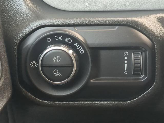 Photo of 2023 Bright White Clearcoat Jeep Gladiator