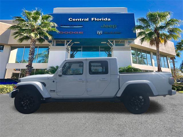 Photo of 2023 Bright White Clearcoat Jeep Gladiator