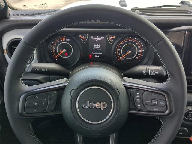 Photo of 2025 Bright White Clearcoat Jeep Gladiator
