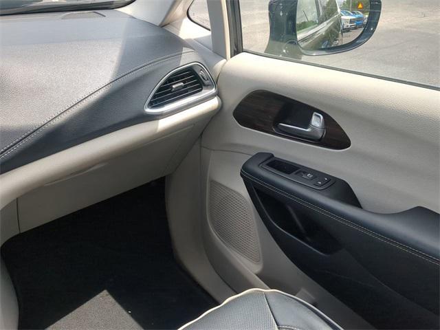 Photo of 2023 Brilliant Black Crystal Pearlcoat Chrysler Pacifica Hybrid