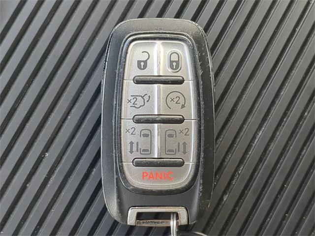 Photo of 2023 Brilliant Black Crystal Pearlcoat Chrysler Pacifica Hybrid