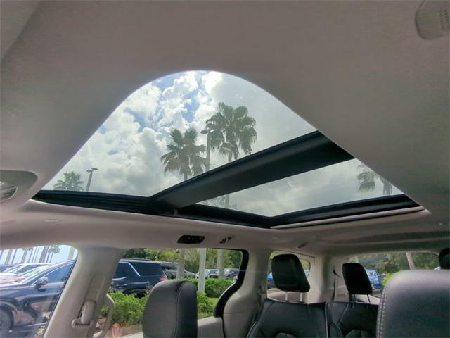 Photo of 2023 Brilliant Black Crystal Pearlcoat Chrysler Pacifica Hybrid
