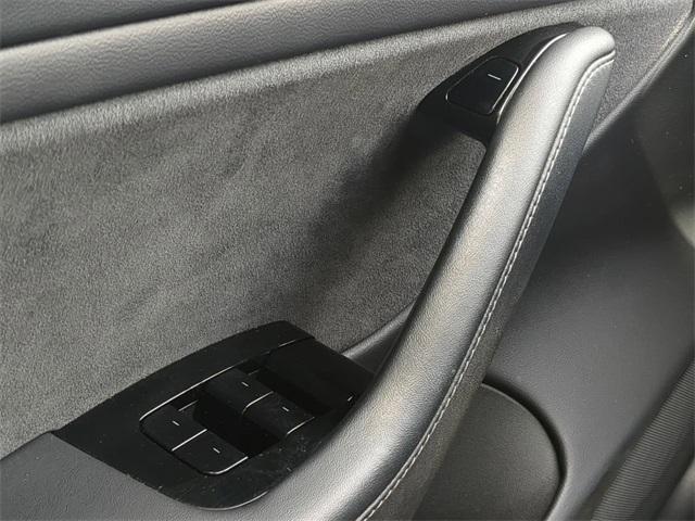 Photo of 2020 Deep Blue Metallic Tesla Model 3