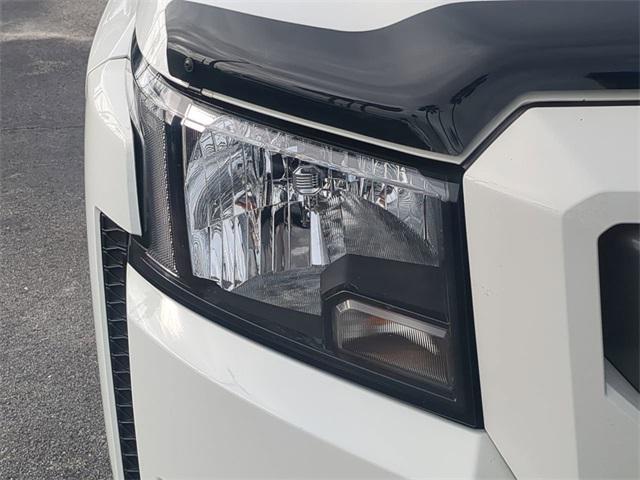 Photo of 2024 Glacier White Nissan Frontier