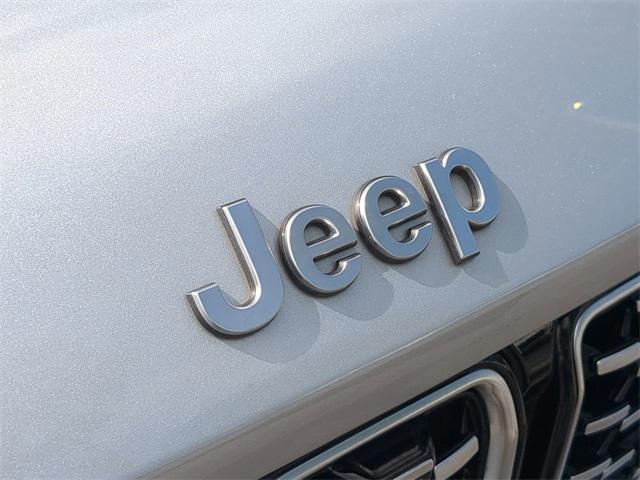 Photo of 2022 Silver Zynith Jeep Grand Cherokee