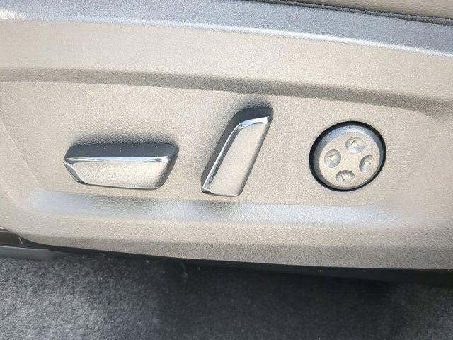 Photo of 2025 Everest White Pearl Tricoat/Super Black Nissan Murano