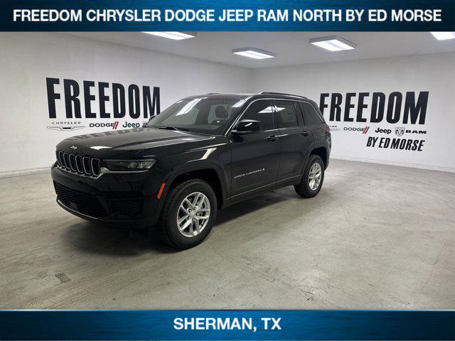 Photo of 2025 Diamond Black Crystal Pearlcoat Jeep Grand Cherokee