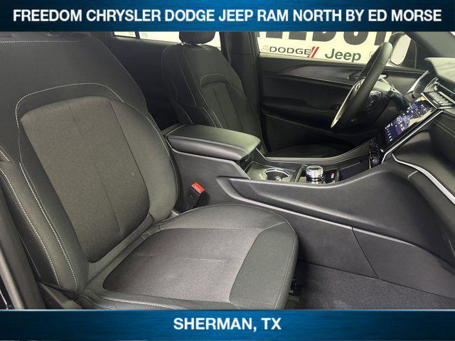 Photo of 2025 Diamond Black Crystal Pearlcoat Jeep Grand Cherokee