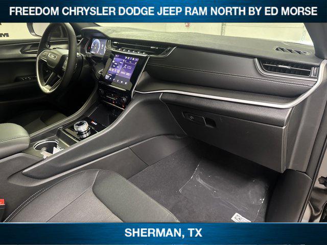 Photo of 2025 Diamond Black Crystal Pearlcoat Jeep Grand Cherokee