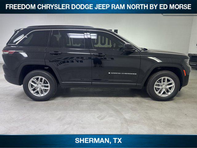 Photo of 2025 Diamond Black Crystal Pearlcoat Jeep Grand Cherokee