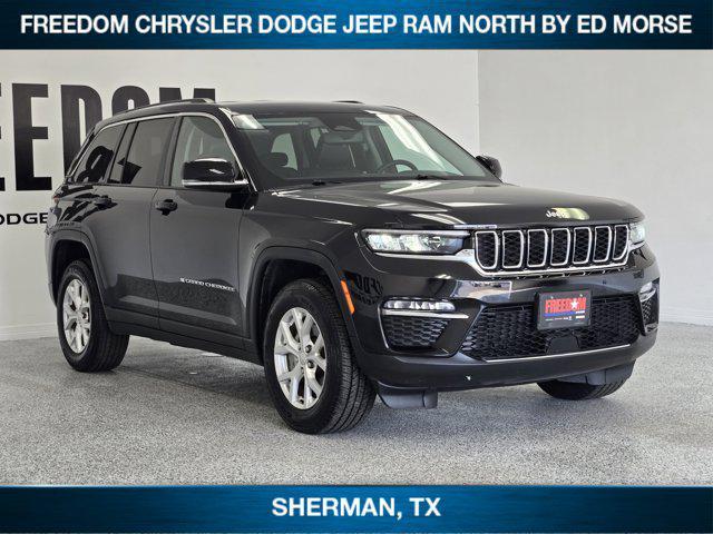 Photo of 2024 Diamond Black Crystal Pearlcoat Jeep Grand Cherokee