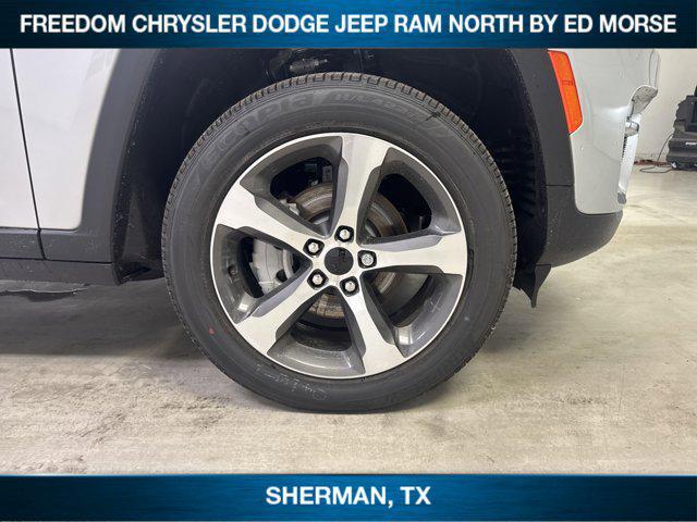 Photo of 2025 Silver Zynith Jeep Grand Cherokee
