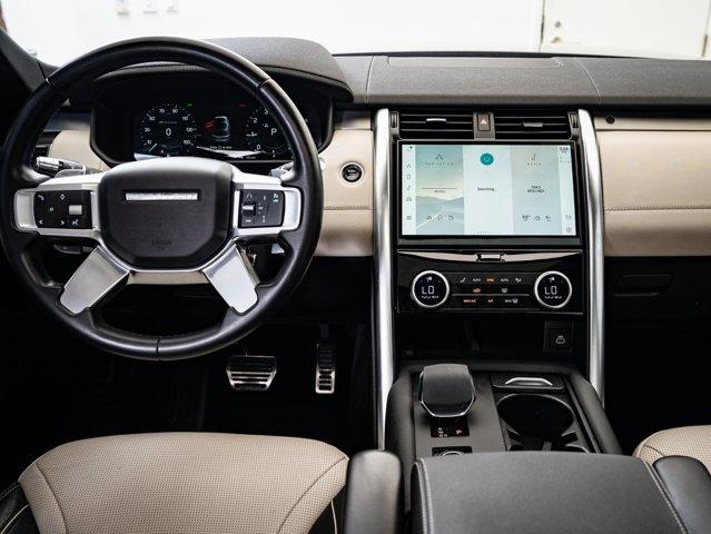 Photo of 2022 Charente Grey Premium Metallic Land Rover Discovery