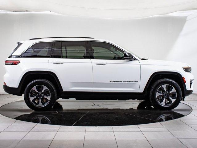 Photo of 2022 Bright White Clearcoat Jeep Grand Cherokee