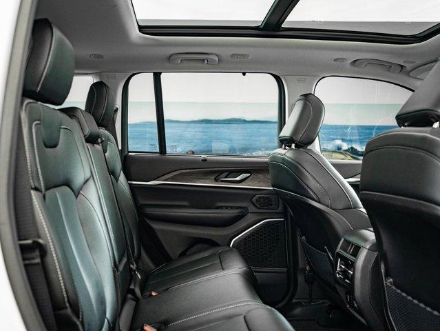 Photo of 2022 Bright White Clearcoat Jeep Grand Cherokee