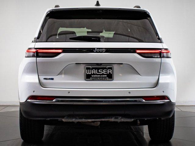 Photo of 2022 Bright White Clearcoat Jeep Grand Cherokee