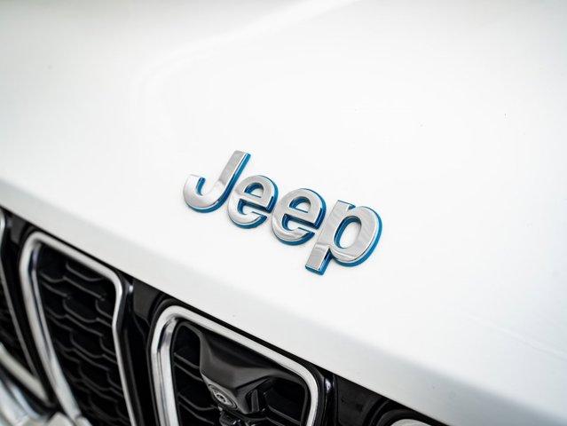 Photo of 2022 Bright White Clearcoat Jeep Grand Cherokee