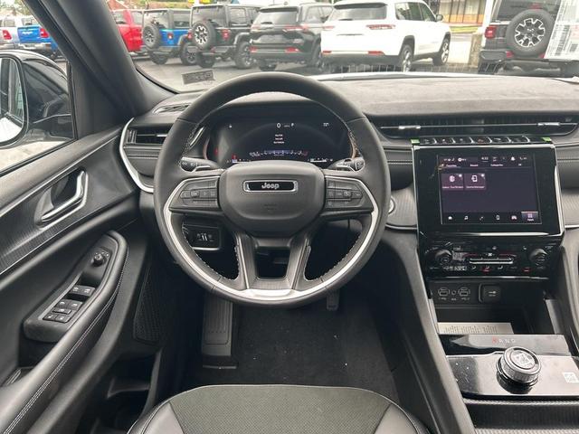 Photo of 2025 Bright White Clearcoat Jeep Grand Cherokee L